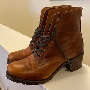 Frye Sabrina 6G Lace-Up in cognac